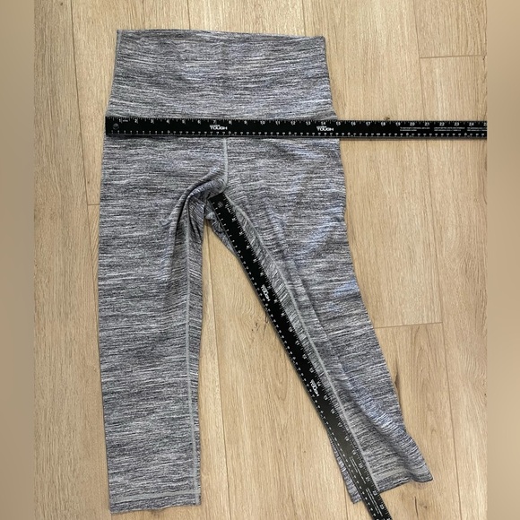 Lululemon Wunder Under Crop Hi-Rise Grey - Size 8 - Picture 4 of 5